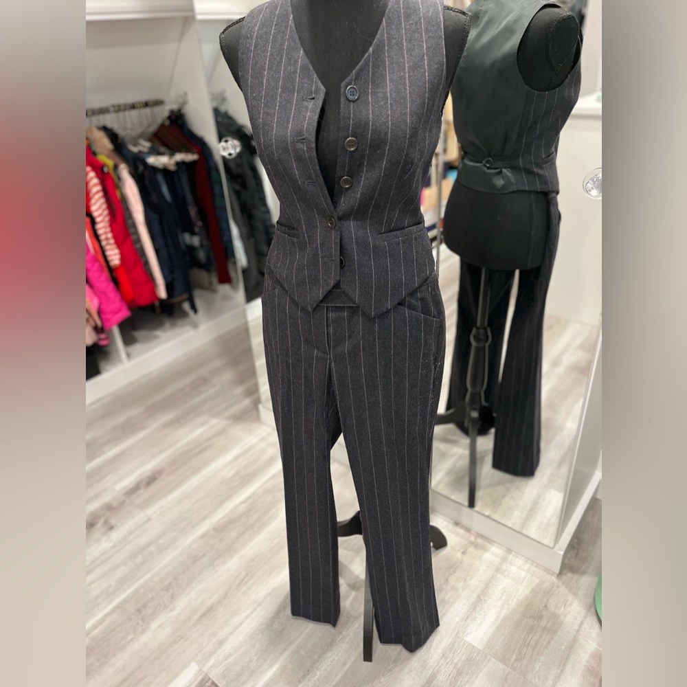 THEORY Grey Wide Pink Pinstripe suit. Size 0